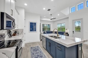 Fridge, oven, stovetop, dishwasher - CHARMING COASTAL VILLA WITH RESORT-STYLE AMENITIES (Naples)