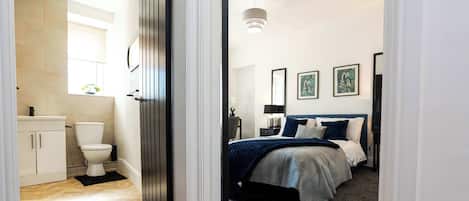 2 chambres, fer et planche à repasser, Wi-Fi, draps fournis