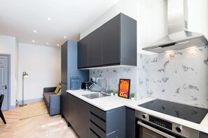 Geladeira, micro-ondas, fogão, cooktop