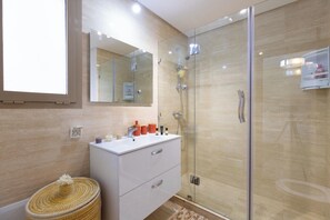 Dusche, Haartrockner, Handtücher, Seife