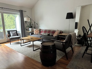 Smart TV, fireplace, stereo