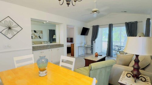River Oaks Adorable 2BR apartment