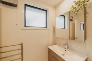 Een douche, een haardroger, handdoeken