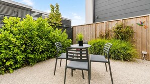 Outdoor dining - Bright City Base | 1BR | Kitchen + Courtyard (Christchurch)