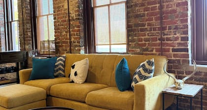 Charming studio apartment , free parking, WiFi in historic downtown Mobile