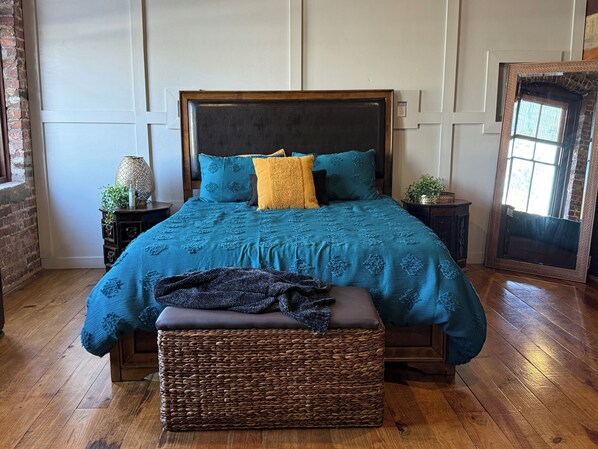 1 chambre, bureau, fer et planche à repasser, lit parapluie