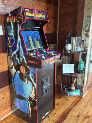Game room - Charming studio apartment , free parking, WiFi in historic downtown Mobile (Mobile)