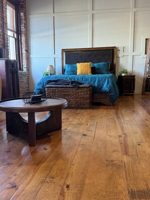 1 habitación, escritorio, tabla de planchar con plancha y cuna de viaje