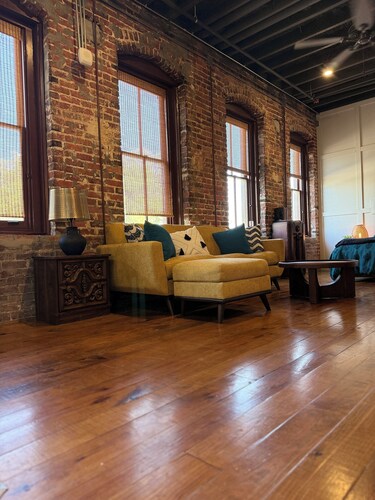 Charming studio apartment , free parking, WiFi in historic downtown Mobile