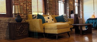 Charming studio apartment , free parking, WiFi in historic downtown Mobile