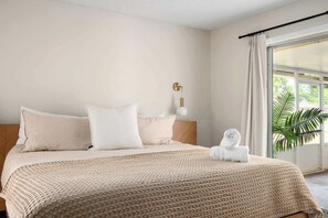 4 bedrooms, desk, iron/ironing board, WiFi