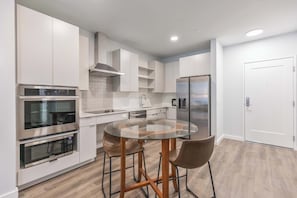 Microwave, stovetop, dishwasher, coffee/tea maker - Modern Apt with Rooftop and Pool (Waltham, MA)