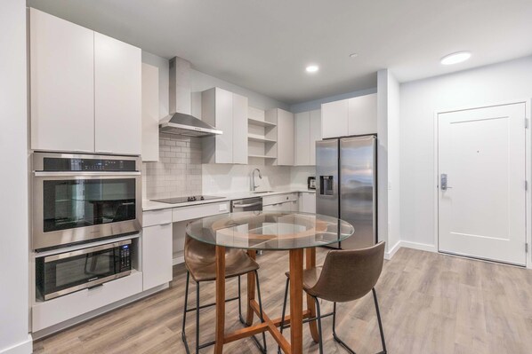 Microwave, stovetop, dishwasher, coffee/tea maker