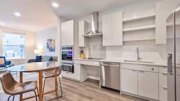 Microondas, parrilla de estufa, lavavajillas y cafetera y tetera