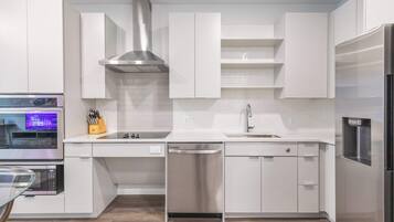 Microondas, parrilla de estufa, lavavajillas y cafetera y tetera