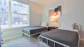 2 habitaciones, escritorio, tabla de planchar con plancha y wifi