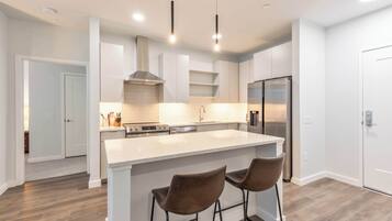 Microondas, parrilla de estufa, lavavajillas y cafetera y tetera