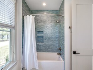 Shower, hair dryer, towels - Be Still - Lake Front Apartment (Eufaula)