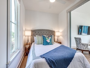 1 bedroom, iron/ironing board, WiFi, bed sheets - Be Still - Lake Front Apartment (Eufaula)