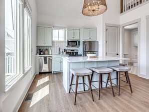 Fridge, microwave, oven, stovetop - Be Still - Lake Front Apartment (Eufaula)