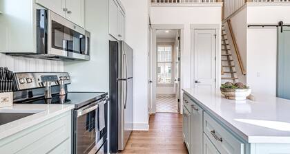 Be Still - Lake Front Apartment