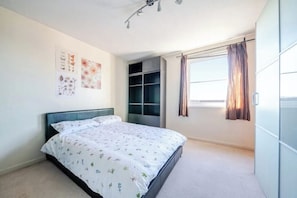 2 bedrooms, desk, iron/ironing board, free WiFi - River View Central London Quiet Location! (London)