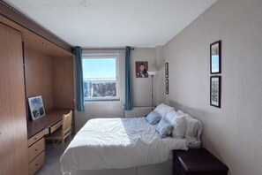 2 soverom, skrivebord, strykejern/-brett og wi-fi (inkludert)