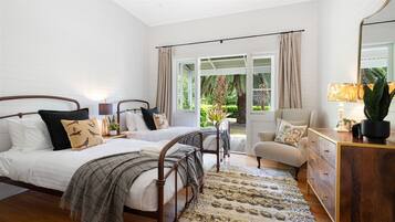 5 bedrooms, desk, iron/ironing board, travel crib