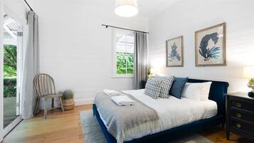 5 bedrooms, desk, iron/ironing board, travel cot