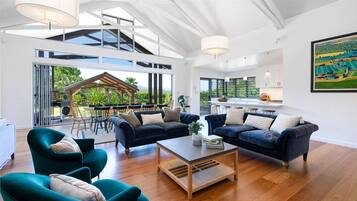 Smart TV y chimenea