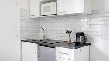 Réfrigérateur, micro-ondes, plaque de cuisson, cafetière/bouilloire