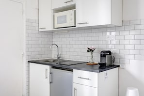 Refrigerador, microondas, placa de cocina, cafetera/tetera