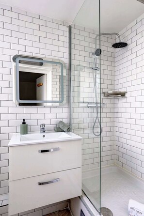 Shower, hair dryer, towels, shampoo