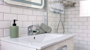 Douche, sèche-cheveux, serviettes fournies