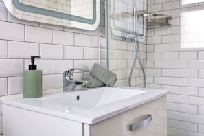 Ducha, secador de pelo, toallas