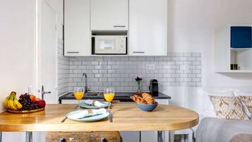 Een koelkast, een microgolfoven, een kookplaat