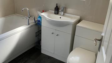 Rumah | Kamar mandi | Kombinasi shower/bathtub, bathtub besar, pengering rambut, dan handuk