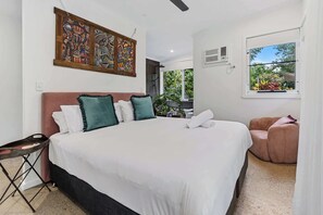 3 bedrooms, iron/ironing board, travel crib, WiFi - Tropical Hideout w/ Pool, BBQ & Pet-Friendly Yard (Machans Beach)