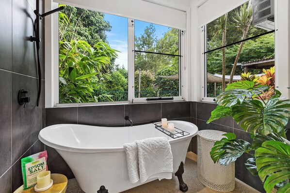 Shower, hair dryer, towels