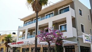 A multi-story hotel with balconies, a swimming pool, and a cafe. - Cozy Studio 2 (Malia)