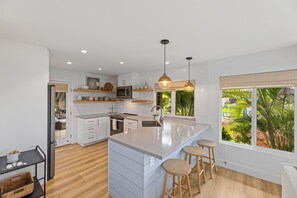 ثلاجة، ميكروويف، فرن، موقد طهي مسطح