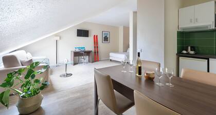 Secure downtown studio with hotel services Pets welcome