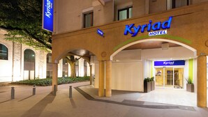 The exterior of the Kyriad Hotel with a prominent entrance, large columns, and a clear sign. - Secure downtown studio with hotel services Pets welcome (Chambéry)