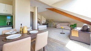 A modern loft apartment with a dining area, kitchen, and living space. - Secure downtown studio with hotel services Pets welcome (Chambéry)