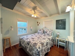 2 bedrooms, travel cot, WiFi, bed sheets - La Palapa whole house at pedestrian beach! Surfside Beach Texas! (Freeport)