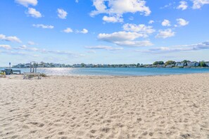 Una spiaggia nelle vicinanze