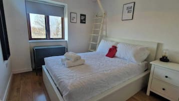 2 bedrooms, iron/ironing board, Internet, bed sheets