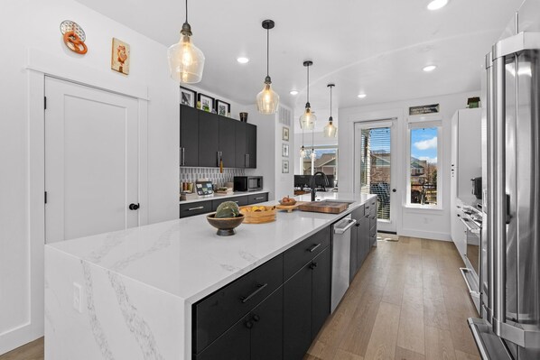 Kühlschrank, Mikrowelle, Ofen, Herdplatte