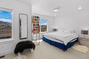 4 bedrooms, iron/ironing board, free WiFi, bed sheets