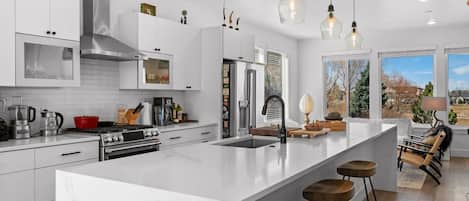 Refrigerador, microondas, horno, placa de cocina